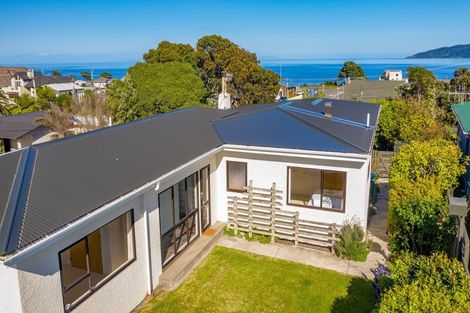 Photo of property in 115 Seaview Road, Paraparaumu Beach, Paraparaumu, 5032