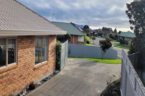 Photo of property in 15 Balmerino Grove, Waikanae, 5036