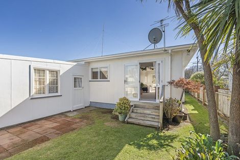 Photo of property in 2 Turakina Street, Merrilands, New Plymouth, 4312