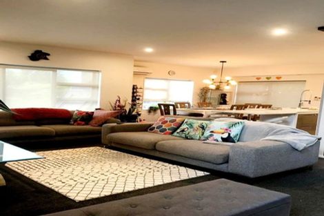 Photo of property in 37 Newington Road, Henderson, Auckland, 0612