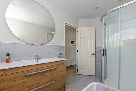 Photo of property in 33 Maygrove Drive, Orewa, 0931