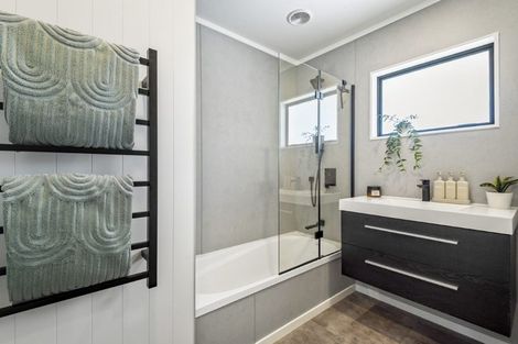 Photo of property in 8 Poaka Place, Beach Haven, Auckland, 0626