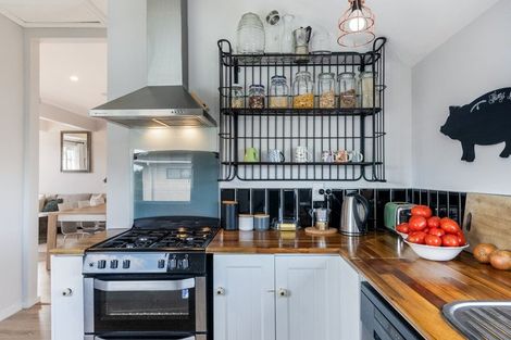 Photo of property in 114 Seaview Road, Paraparaumu Beach, Paraparaumu, 5032