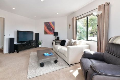 Photo of property in 18 Montcalm Close, Orewa, 0931