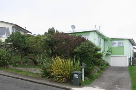 Photo of property in 5 Gow Street, Newlands, Wellington, 6037