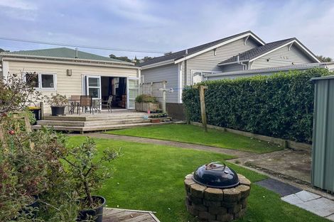 Photo of property in 121 Onepu Road, Lyall Bay, Wellington, 6022