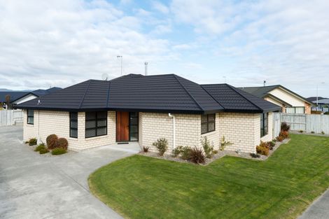 Photo of property in 8 Medallion Court, Kelvin Grove, Palmerston North, 4414