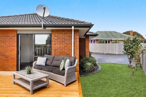 Photo of property in 15a Rixon Place, Te Atatu Peninsula, Auckland, 0610