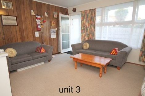 Photo of property in 81 Pupuke Road, Northcote, Auckland, 0627