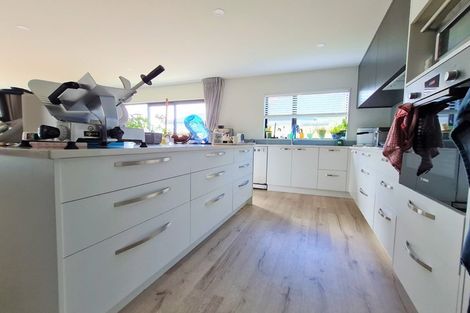 Photo of property in 115 Karepiro Drive, Stanmore Bay, Whangaparaoa, 0932