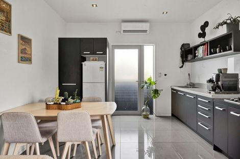 Photo of property in 2/5 Beach Street, Fitzroy, New Plymouth, 4312