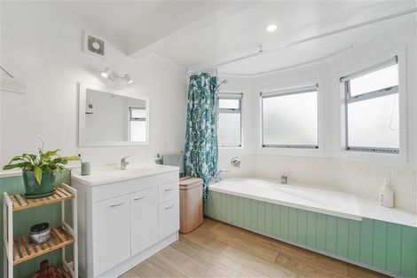 Photo of property in 36 Gray Avenue, Paraparaumu Beach, Paraparaumu, 5032