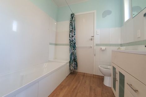 Photo of property in 25 Fruitvale Road, New Lynn, Auckland, 0600