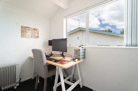 Photo of property in 12a Kingsbridge Place, Newlands, Wellington, 6037