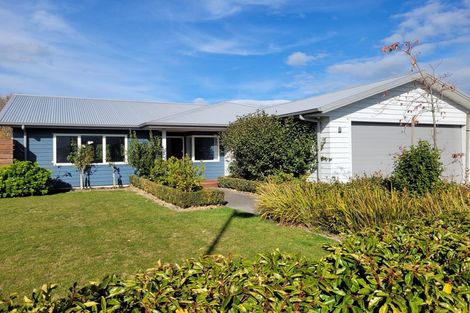 Photo of property in 2 James Kidd Place, Greytown, 5712