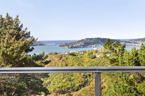 Photo of property in 16 Piper Way, Newlands, Wellington, 6037