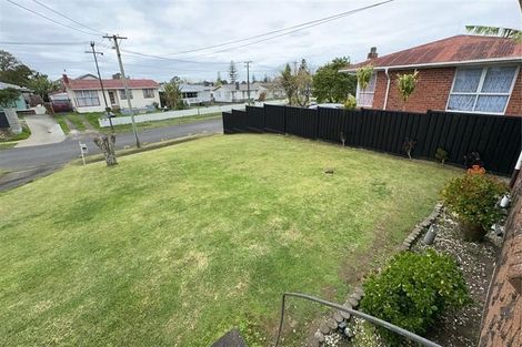 Photo of property in 15 Geoffrey Place, Mangere East, Auckland, 2024