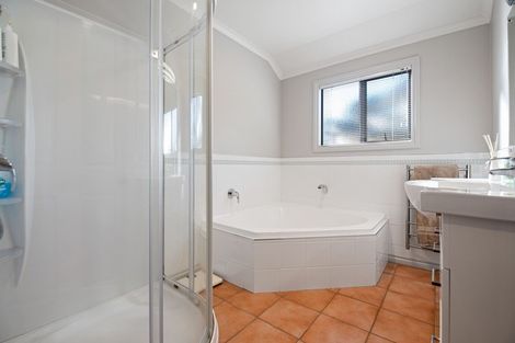Photo of property in 35 Greenfield Drive, Western Heights, Hamilton, 3200