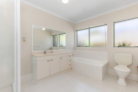 Photo of property in 88 Buscomb Avenue, Henderson, Auckland, 0610