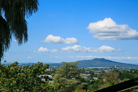 Photo of property in 88 Ayton Drive, Totara Vale, Auckland, 0629