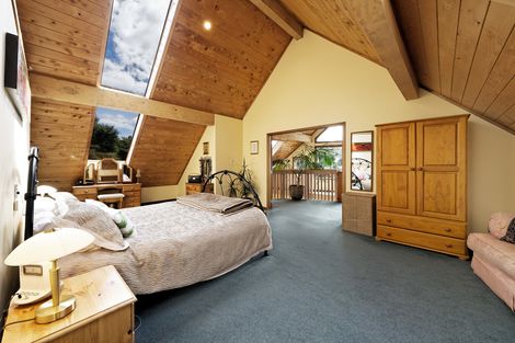 Photo of property in 11e Longfellow Parade, Glen Eden, Auckland, 0604
