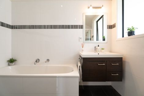 Photo of property in 12a Kingsbridge Place, Newlands, Wellington, 6037