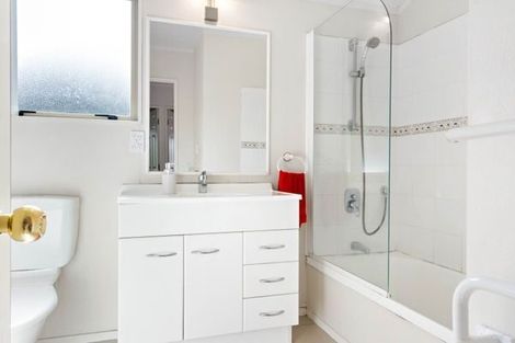 Photo of property in 3 Plumstead Rise, Glen Eden, Auckland, 0602