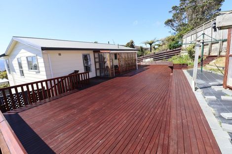 Photo of property in 3 Fernhaven Grove, Newlands, Wellington, 6037