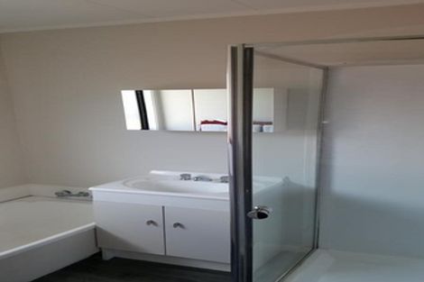 Photo of property in 28 Moire Road, Massey, Auckland, 0614