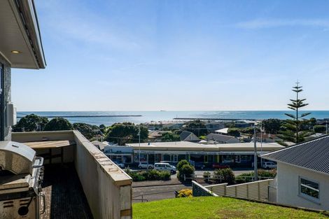 Photo of property in 5 South Road, Moturoa, New Plymouth, 4310
