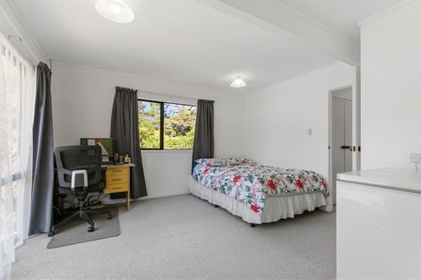 Photo of property in 69 Easton Park Parade, Glenfield, Auckland, 0629