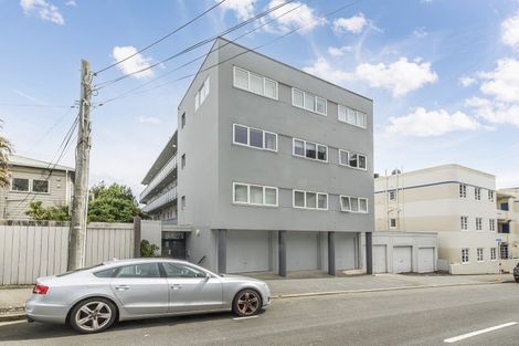 Photo of property in Kingsgate Flats, 10 Austin Street, Mount Victoria, Wellington, 6011