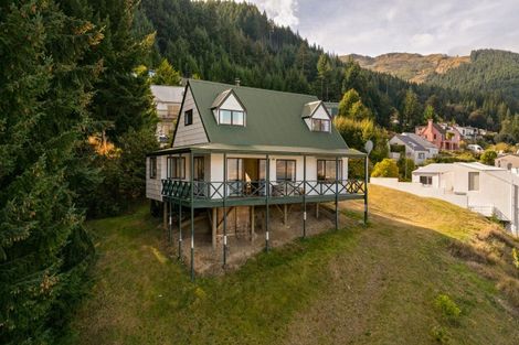 Photo of property in 1 Von Place, Fernhill, Queenstown, 9300