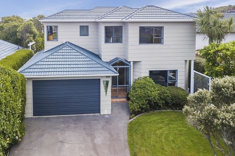 Photo of property in 5 Bayswater Place, Newlands, Wellington, 6037