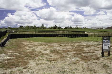 Photo of property in 17 Papa Orchard Drive, Kumeu, 0810