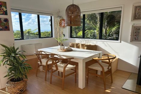 Photo of property in 2 Piha Road, Piha, 0772