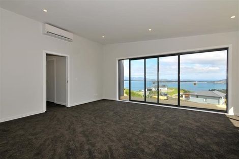 Photo of property in 7a Grumman Lane, Newlands, Wellington, 6037