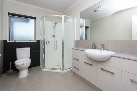 Photo of property in 13 Chateau Rise, Flat Bush, Auckland, 2016