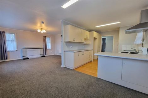 Photo of property in 4 Graham Avenue, Te Atatu Peninsula, Auckland, 0610