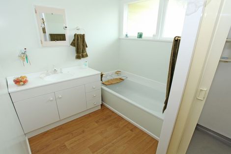 Photo of property in 40 Gill Avenue, Te Atatu Peninsula, Auckland, 0610