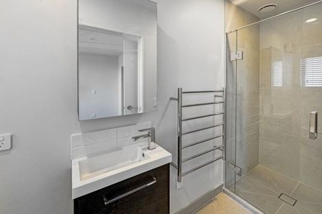 Photo of property in 2/79 Edmonton Road, Henderson, Auckland, 0612