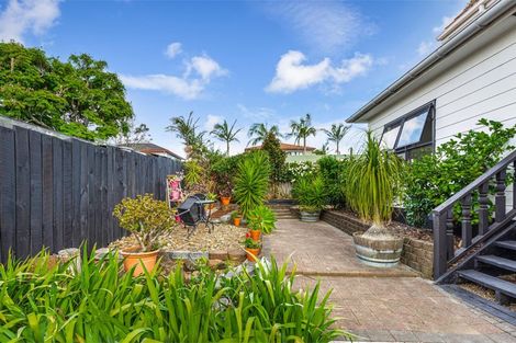 Photo of property in 18 Ashbourne Place, Glendene, Auckland, 0602