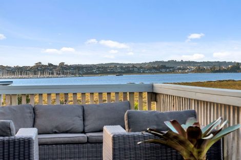 Photo of property in 33 Dawnhaven Drive, Te Atatu Peninsula, Auckland, 0610