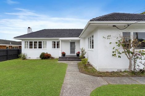 Photo of property in 61 Lyons Avenue, Murrays Bay, Auckland, 0630