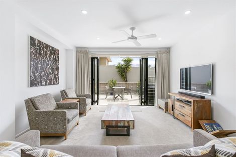 Photo of property in 2a/2 Frieston Road, Milford, Auckland, 0620