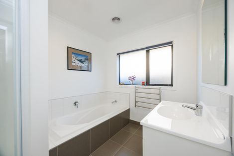 Photo of property in 12 Ron Place, Fitzherbert, Palmerston North, 4410