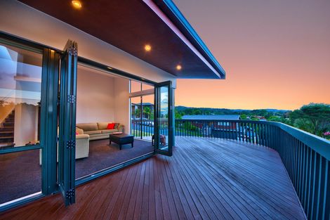 Photo of property in 24 Chamari Close, Titirangi, Auckland, 0604