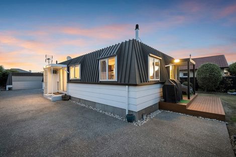 Photo of property in 5 Queenspark Drive, Parklands, Christchurch, 8083
