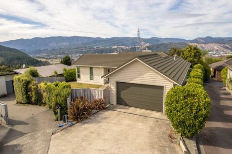Photo of property in 31 Mcewen Crescent, Riverstone Terraces, Upper Hutt, 5018