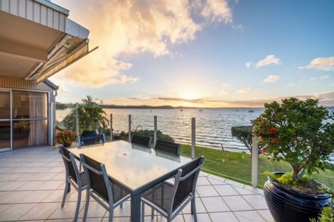 Photo of property in 98 Tindalls Bay Road, Tindalls Beach, Whangaparaoa, 0930